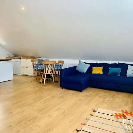 The Boat House, Spacious Village Apartmán