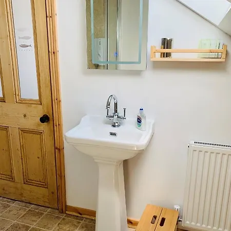 The Boat House, Spacious Village Apartmán *