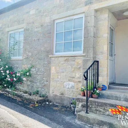 The Boat House, Spacious Village Apartment *
